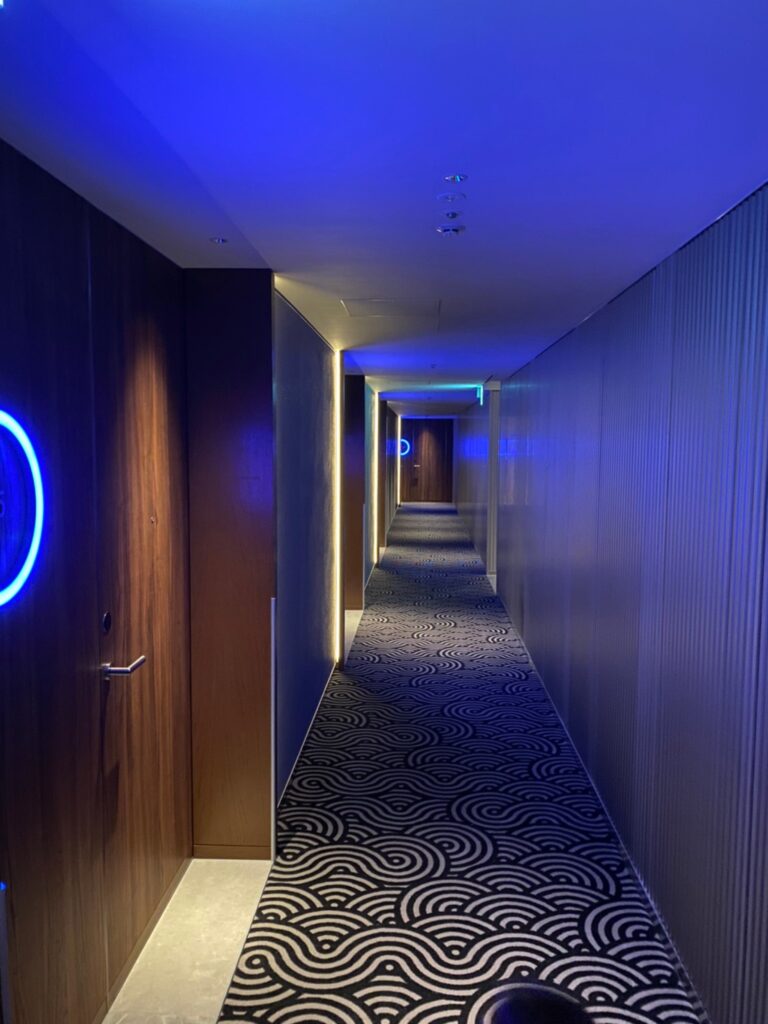W大阪のホテルの廊下