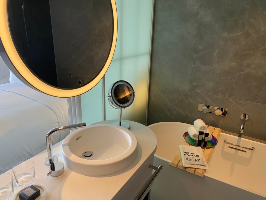 W大阪の部屋のお風呂と洗面所の写真